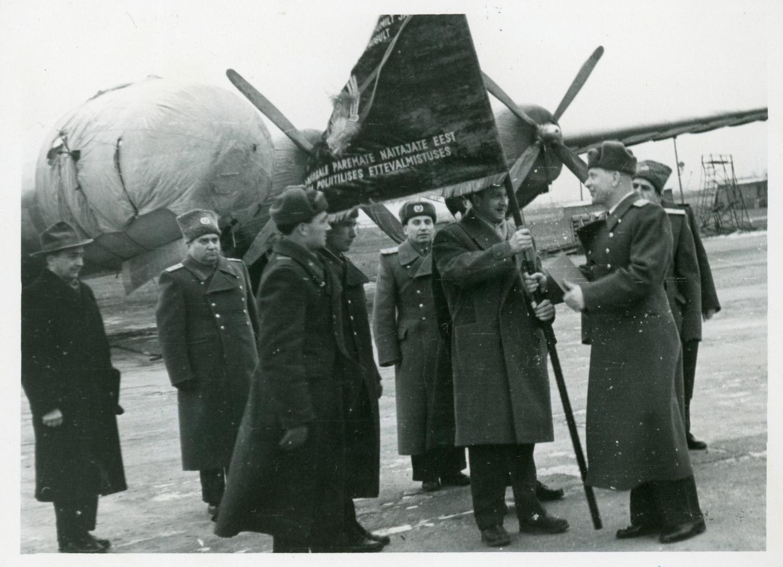 Rändpunalipu üleandmise tseremoonia Raadi lennuväljal 1950. aastatel. Kummalisel kombel võtavad Nõukogude sõjaväelendurid vastu eestikeelsete kirjadega lipu.