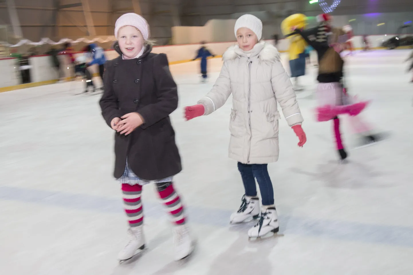 Uisutajad siledal jääl