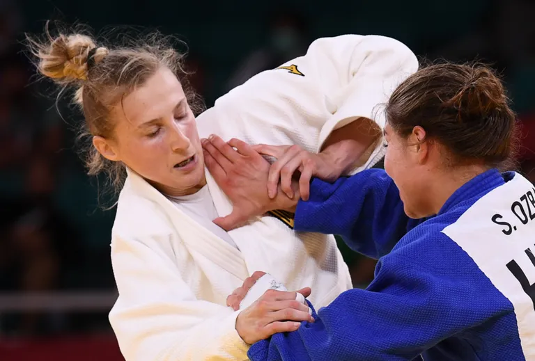 Saksa judoka Martyna Trajdos aktsioonis Szofi Ozbase vastu. 