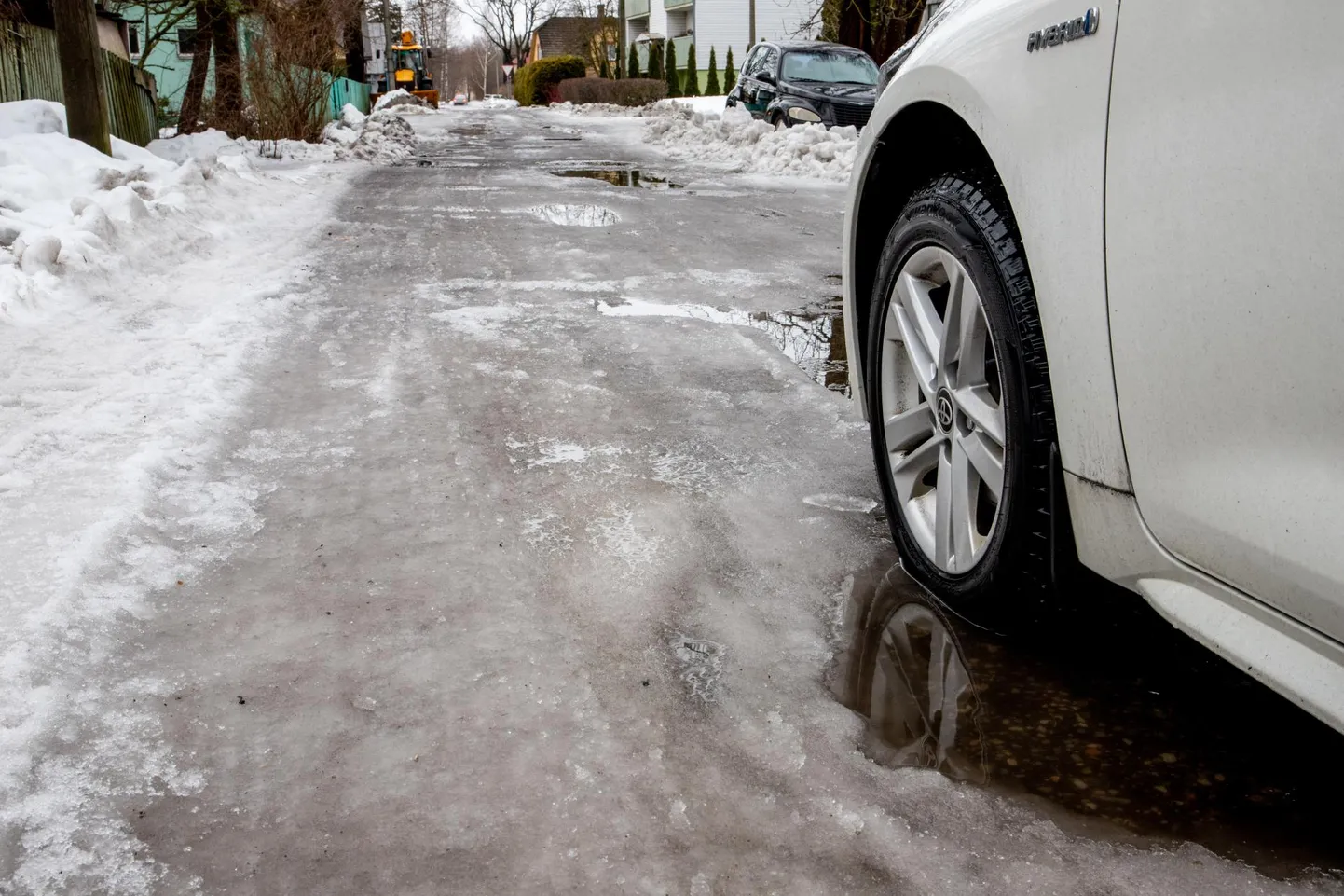 Kui sõiduk on saanud teeaugu tõttu kahjustada, on autoomanikul tavaliselt õigus nõuda kahju hüvitamist.