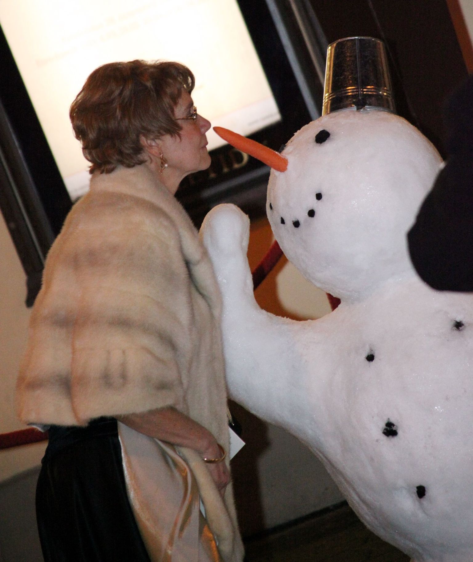 Presiendi vastuvõtult lahkuvad külalised Vol. 1
Tunne Kelami kaasa Mai-Ann vallatles lumemehega