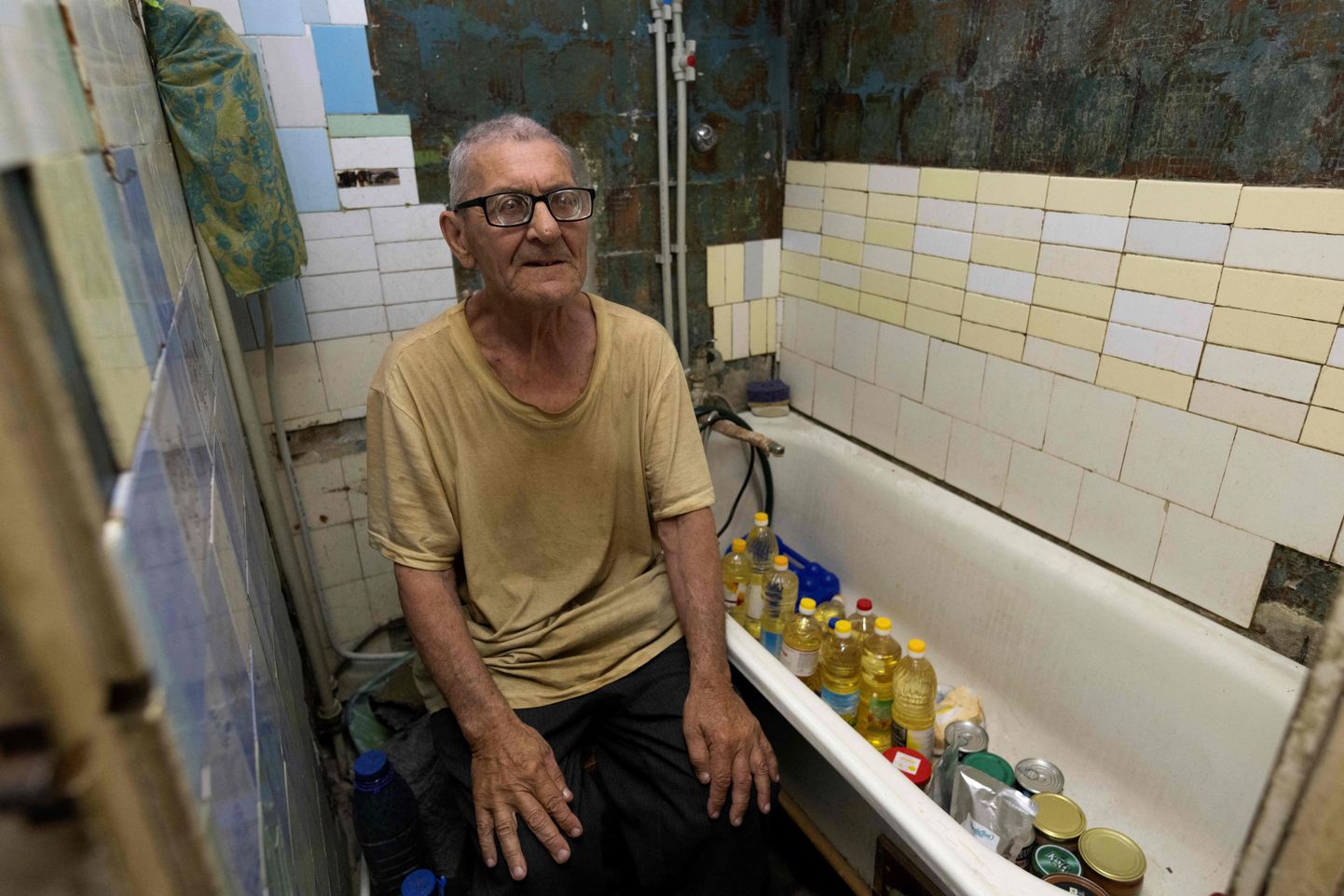 77-aastane Viktor Grozdov varjumas vannitoas Avdijivkas.