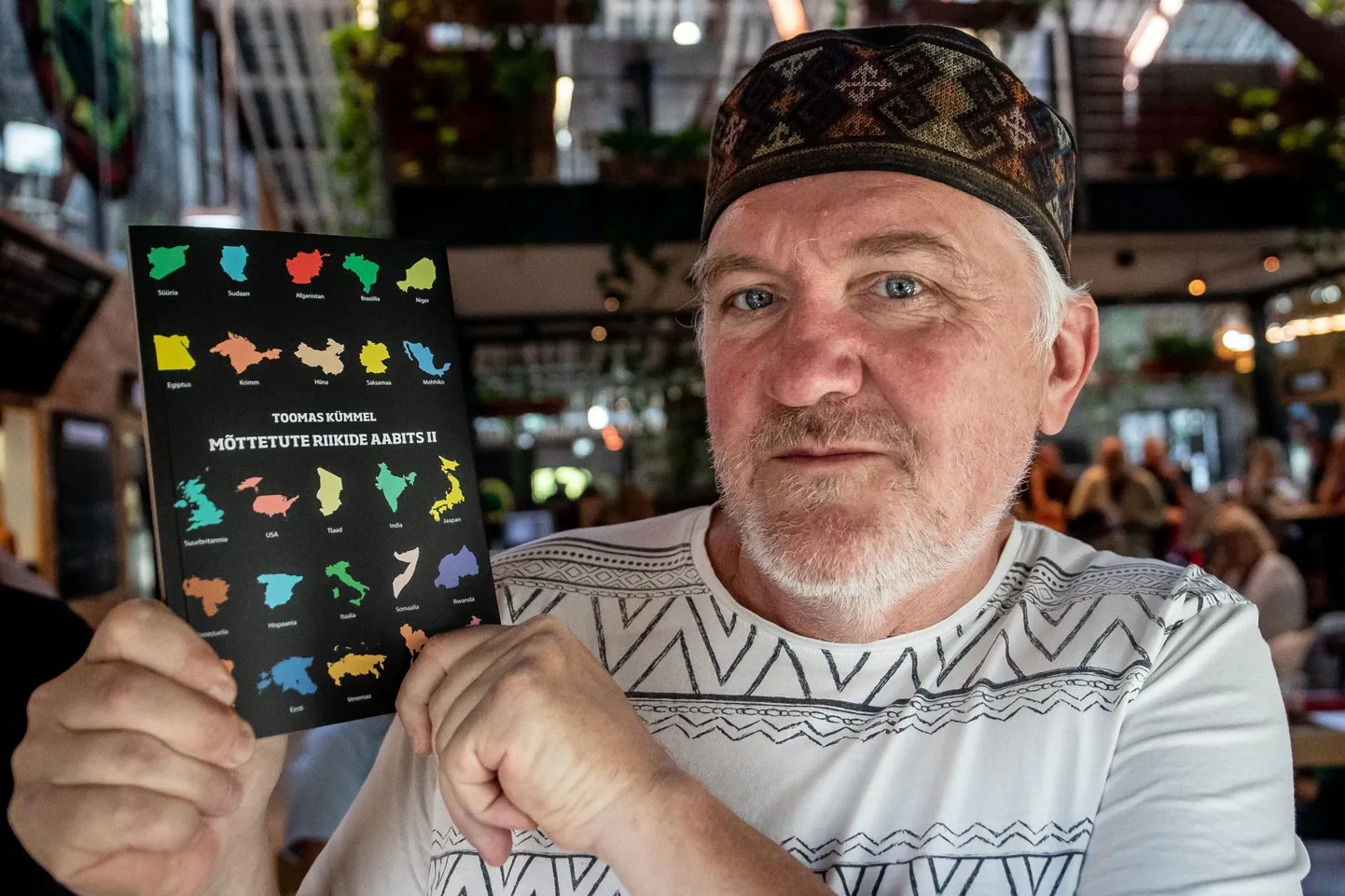 Viljandist pärit Toomas Kümmeli sulest ilmus raamat «Mõttetute riikide aabits II», mis on järg Hardo Aasmäe 2015. aastal trükivalgust näinud raamatule. Teos aitab siin maapallil toimuvat absurdi omal lõbusal kombel lahti mõtestada, ekskursioon tehakse rohkem kui 30 riiki.