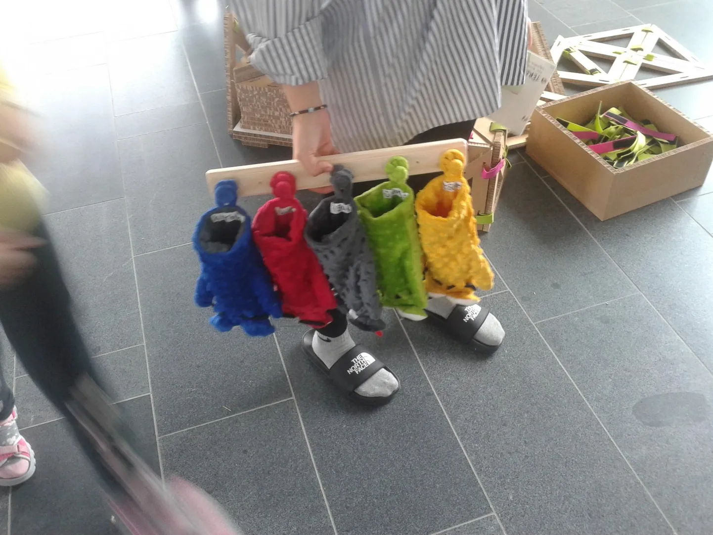 Sõrmikud, mis kannavad nime “Tere, Juku!”, aitavad lapsel samuti emotsioone kirjeldada.