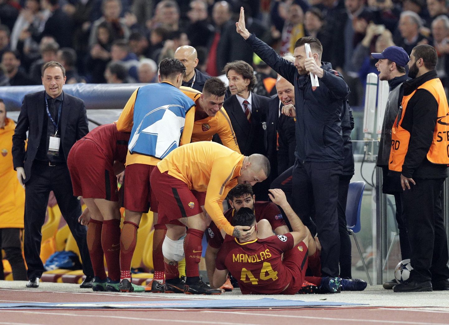 AS Roma tähistamas Meistrite liiga edasipääsu