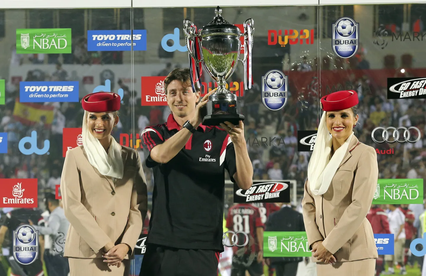AC Milani kapten Riccardo Montolivo sai Madridi Reali alistamise järel pea kohale tõsta ka karika, mille sõprusmängu korraldajad olid välja pannud.