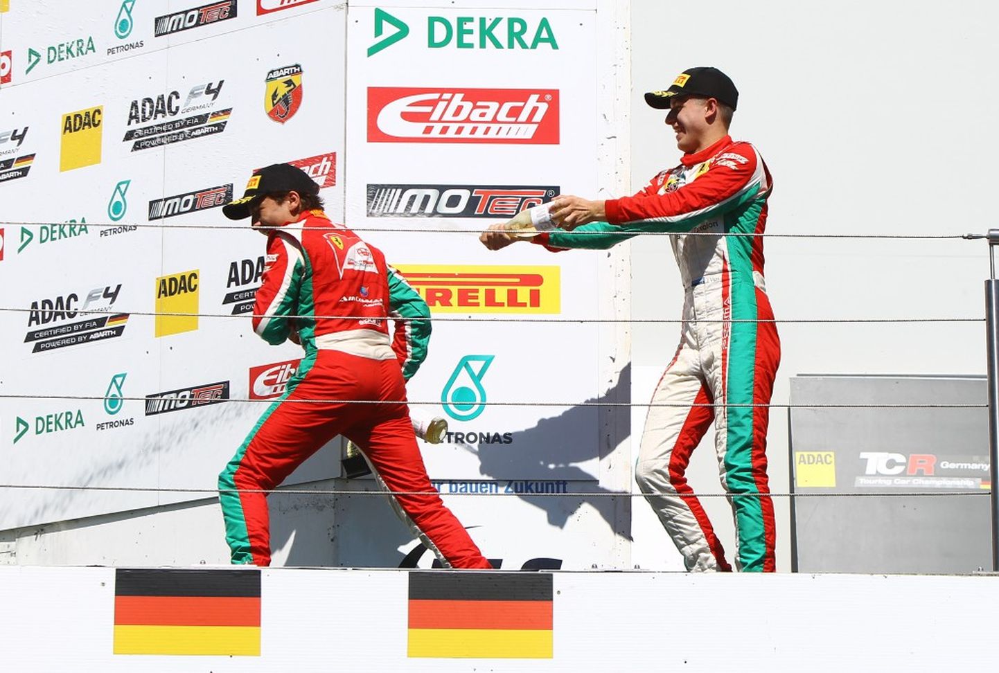 Enzo Fittipaldi ja Jüri Vips mullu Nürburgringi etapil tähistamas.