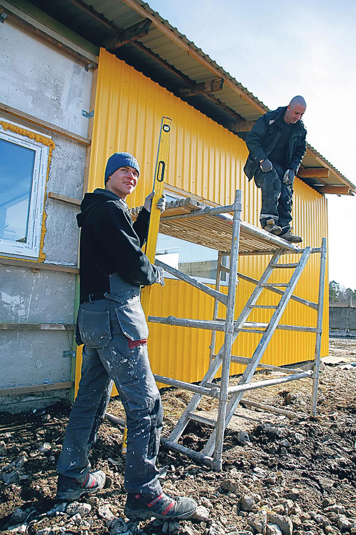 Kärbu-Kõima tee ääres ehitavad OÜ Rehe Ehituse mehed veiselauta ümber ökosigalaks.