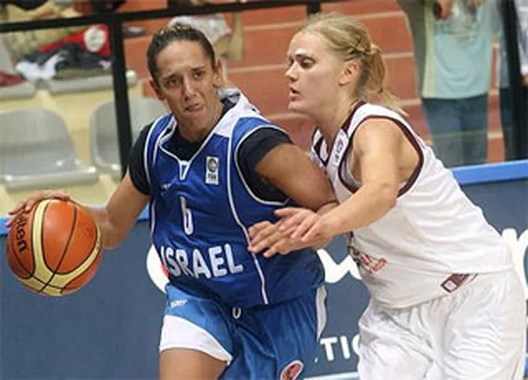 2007. gada 25. septembris, Vasto. Zane Eglīte (pa labi) cenšas neitralizēt Izraēlas komandas spēlētāju Laini Selvinu.