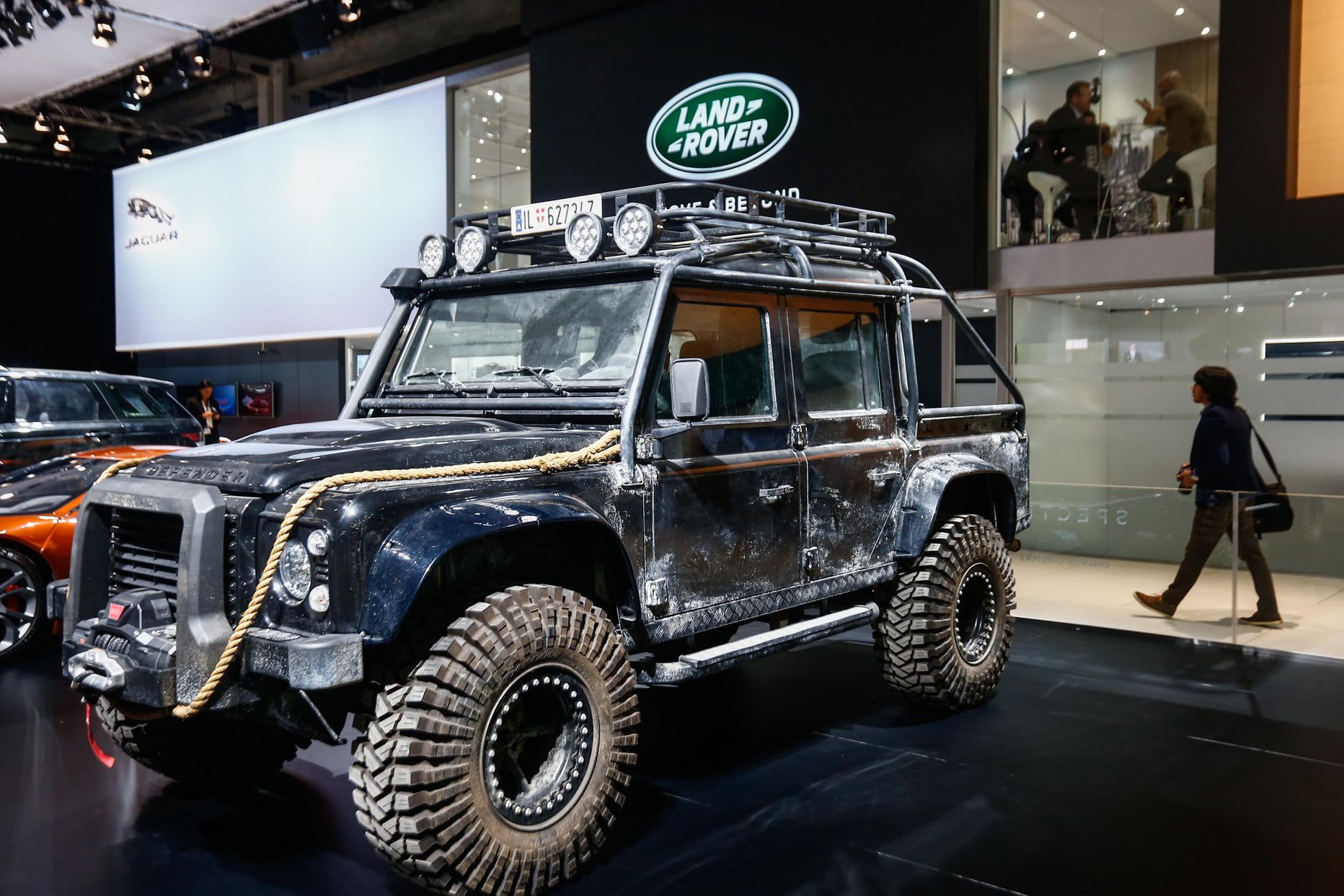 Land Rover Defender Dubai autošõul.