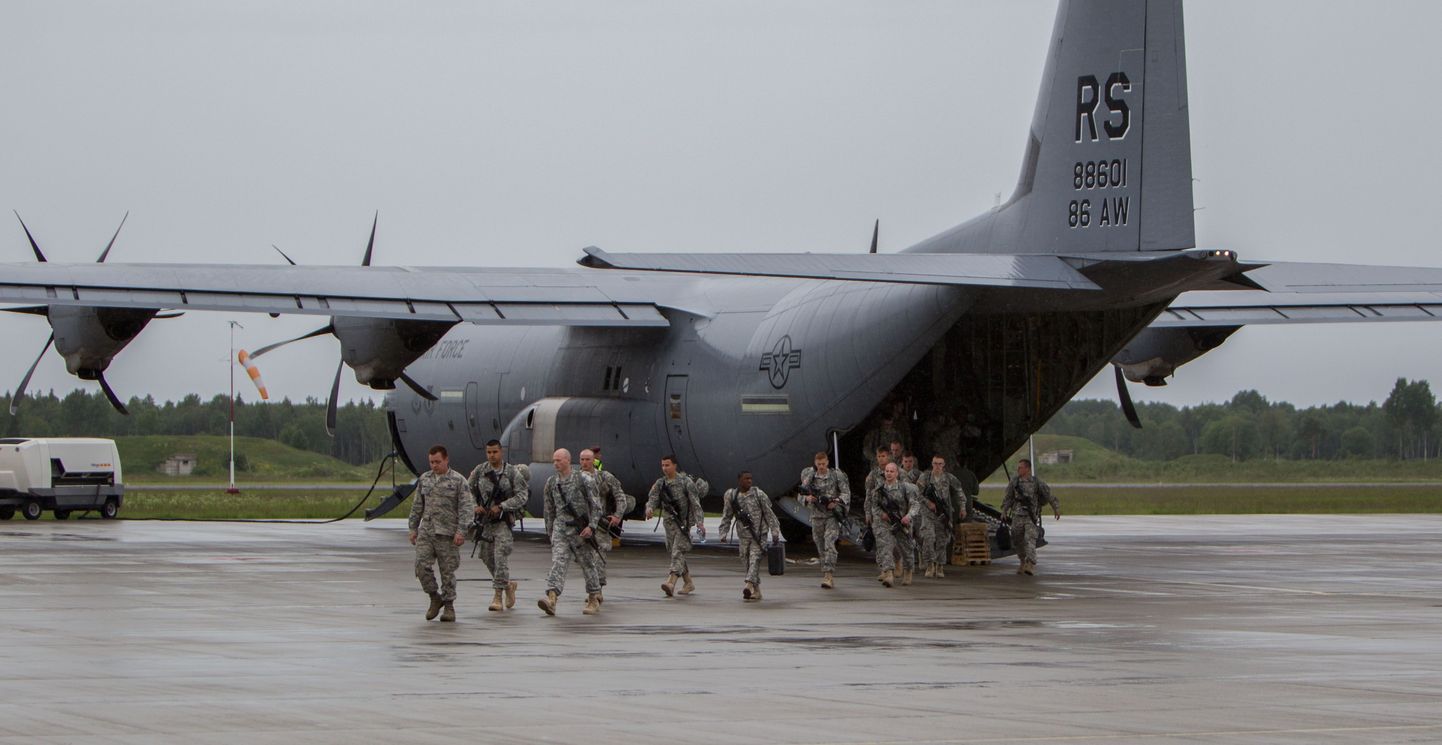 USA õhudessantväelased saabusid Ämari lennubaasi, et poolteist kuud Eestis olnud väekaaslased välja vahetada.