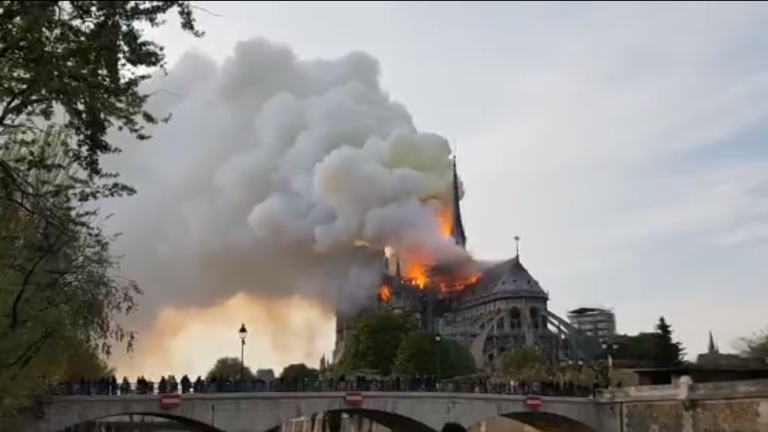 Parīzes Dievmātes katedrāle ugunsgrēka liesmās 2019. gada 15. aprīlī.