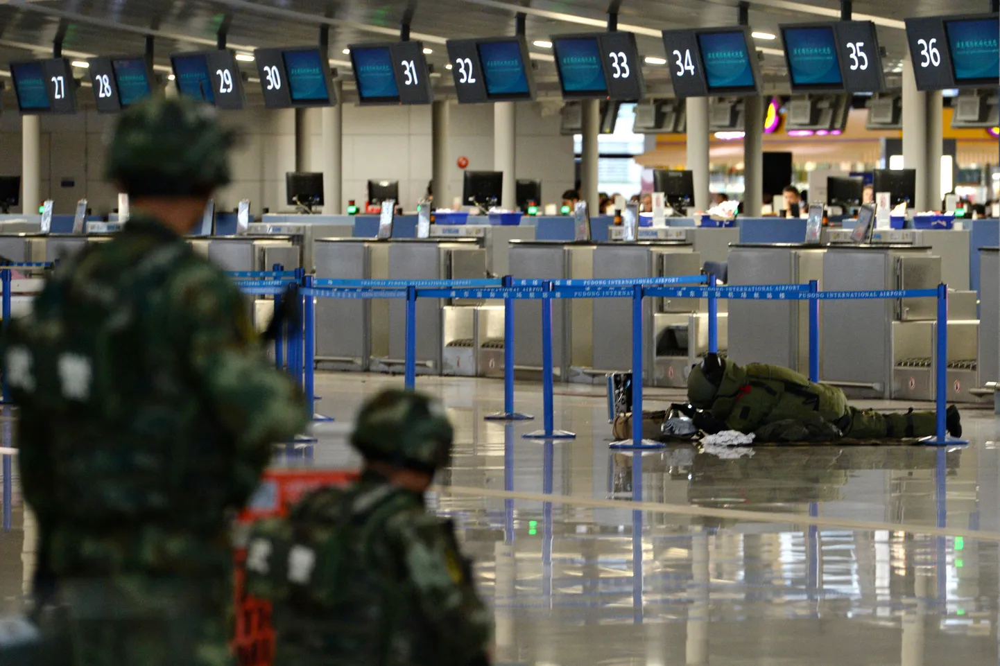 В аэропорту Шанхая неизвестный взорвал бомбу и ударил себя ножом.