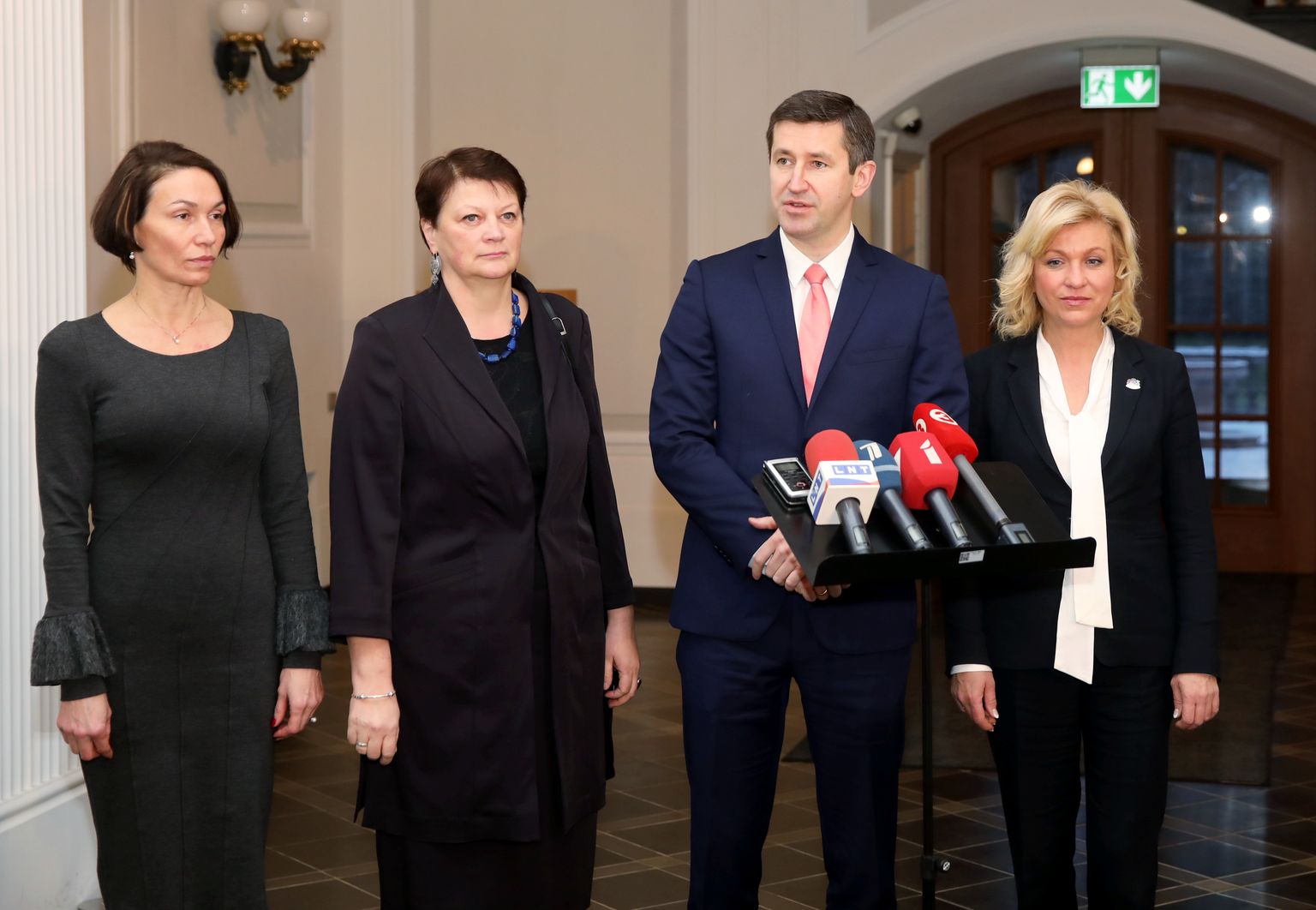 Любовь Швецова (слева), Эвия Папуле, Вячеслав Домбровский и Регина Лочмеле-Лунева