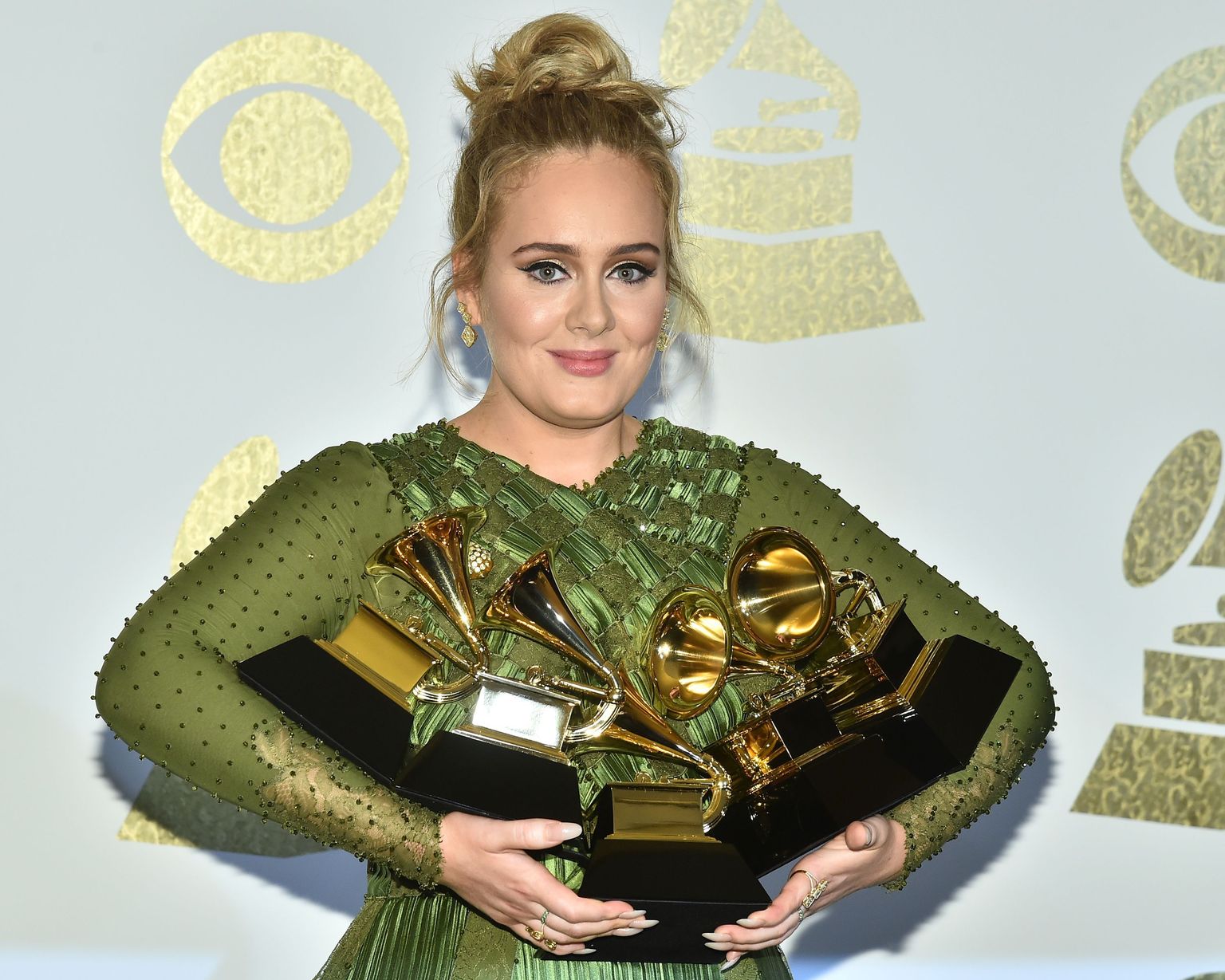 Viisakas popstaar Adele ja sületäis Grammysid.