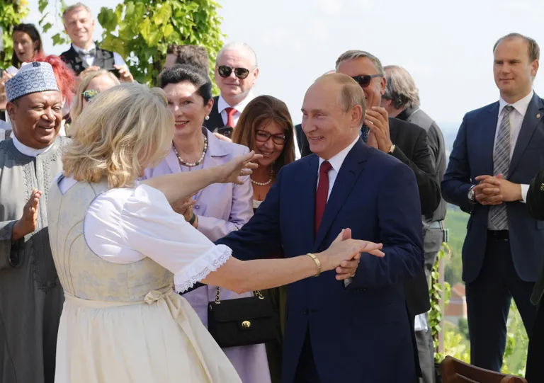 Танец Путина с министром иностранных дел Австрии Карин Кнайсль на ее свадьбе, Август 2018 года