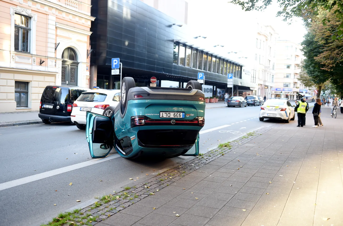 Elizabetes ielā uz jumta apgāzusies uzņēmuma "CityBee" koplietošanas automašīna .