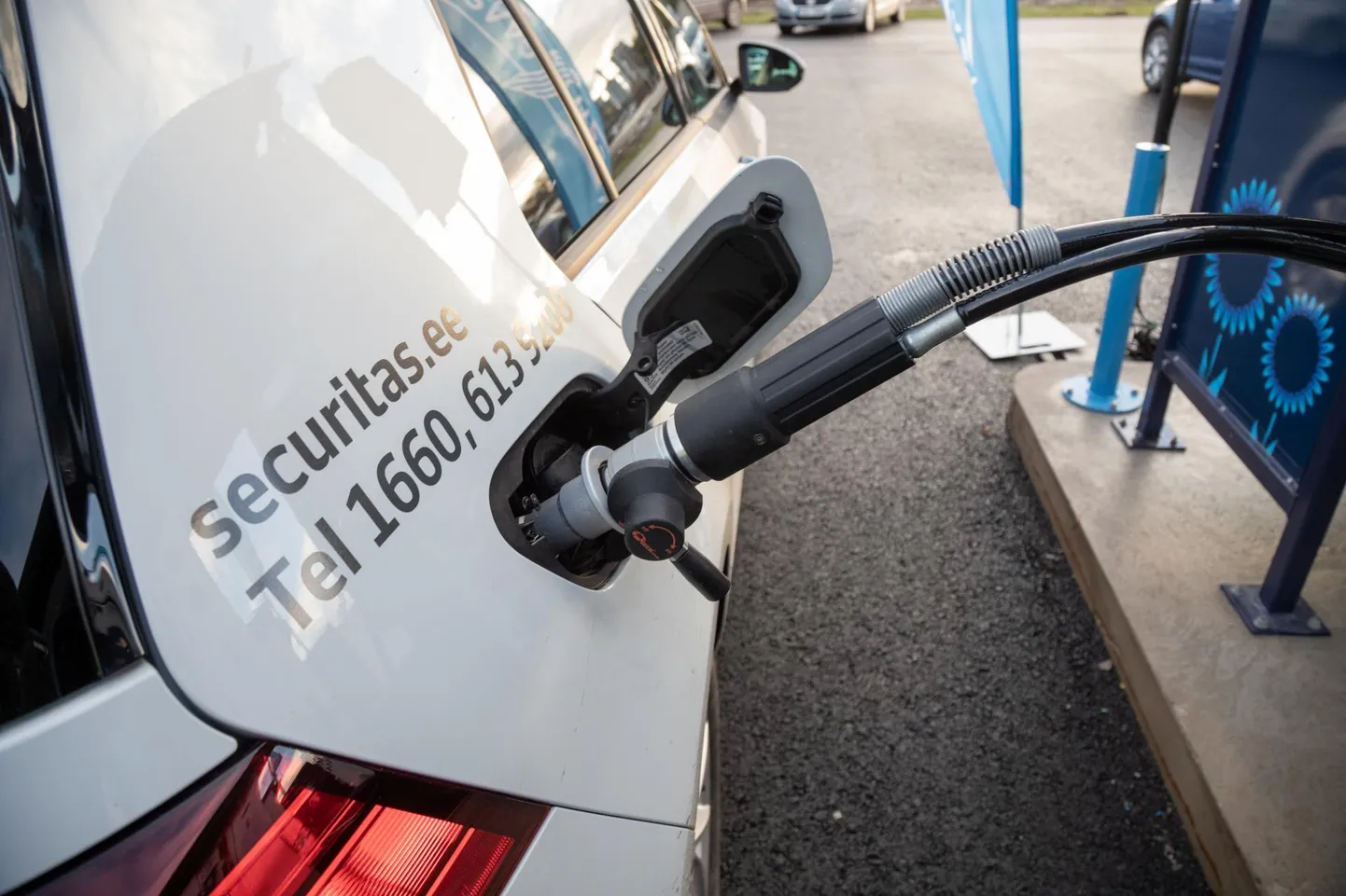 Kuna tarbijad on üha rohkem valmis langetama keskkonnasõbralikke ja soodsaid valikuid, peaks riik elektriautode kõrval õla alla panema ka gaasiautode soetamisele, kirjutab Raul Kotov.