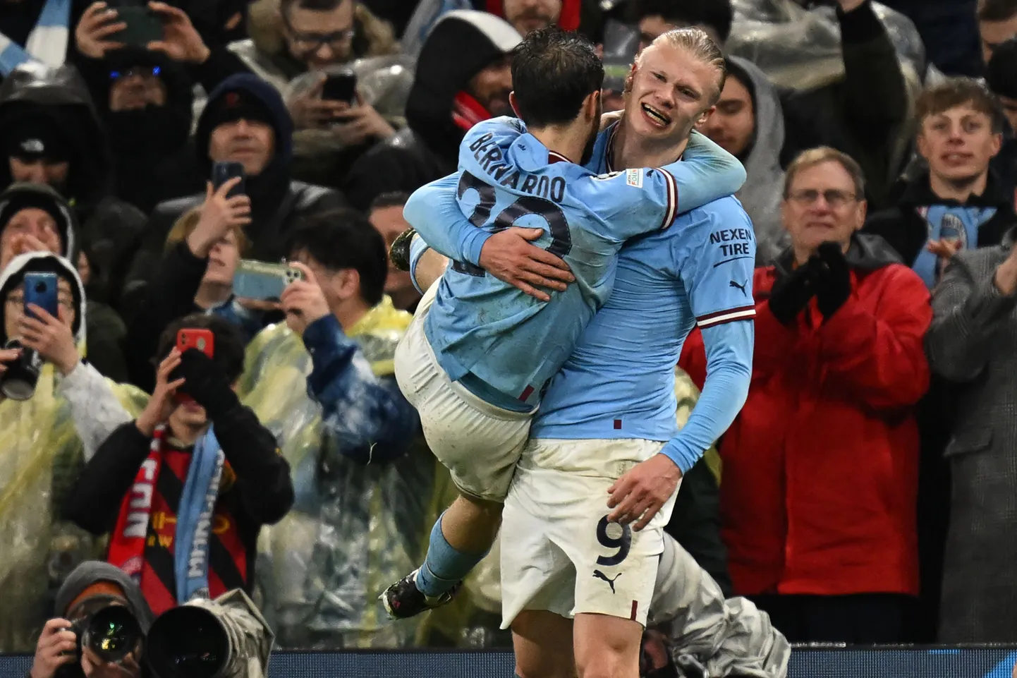 Tähistavad Manchester City teise poolaja väravate autorid Erling Haaland (paremal) ja Bernardo Silva.