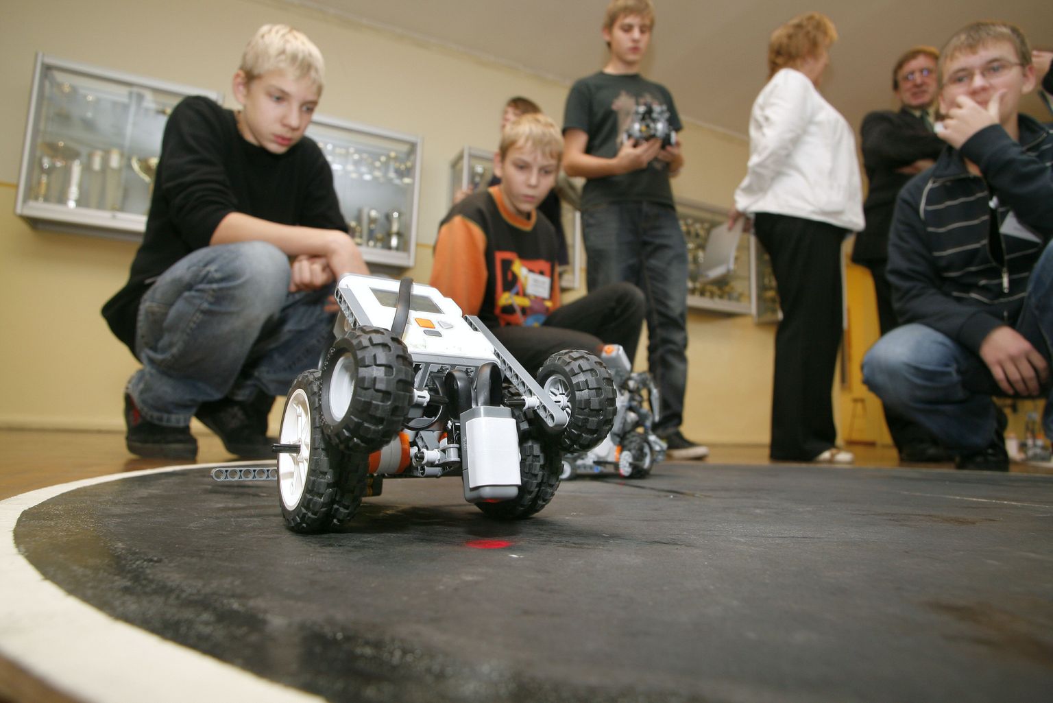 Tehnoloogiapäevade raames ehitavad õpilased küll roboteid, küll planeerivad linnu.