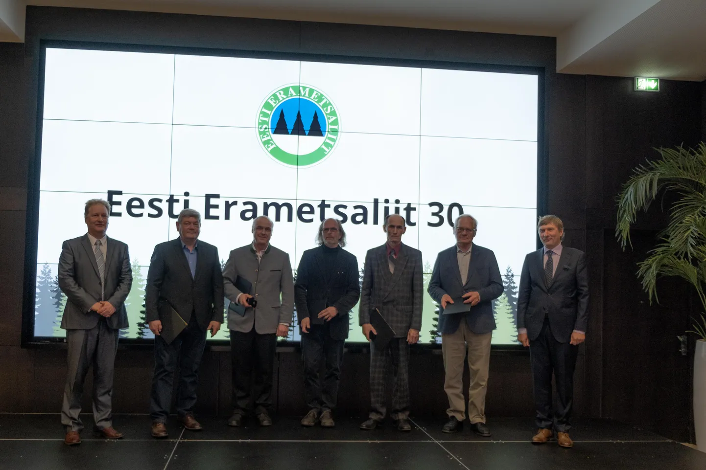 Fotol vasakult: Erametsaliidu tegevjuht Jaanus Aun, Andres Talijärv, Olavi Udam, Ants Varblane, Toomas Lemming, Jaak Herodes ja Erametsaliidu juhatuse esimees Ando Eelmaa.