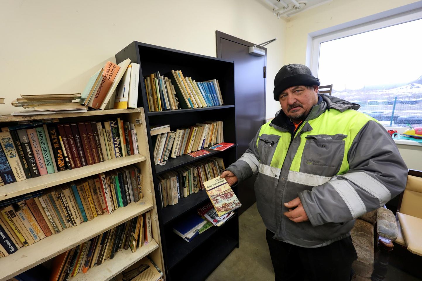 Selli tänava jäätmejaamas töötav Olev Margens on läbi lugenud omajagu minema visatud kirjandust ning oskab teistelegi raamatuid soovitada.
