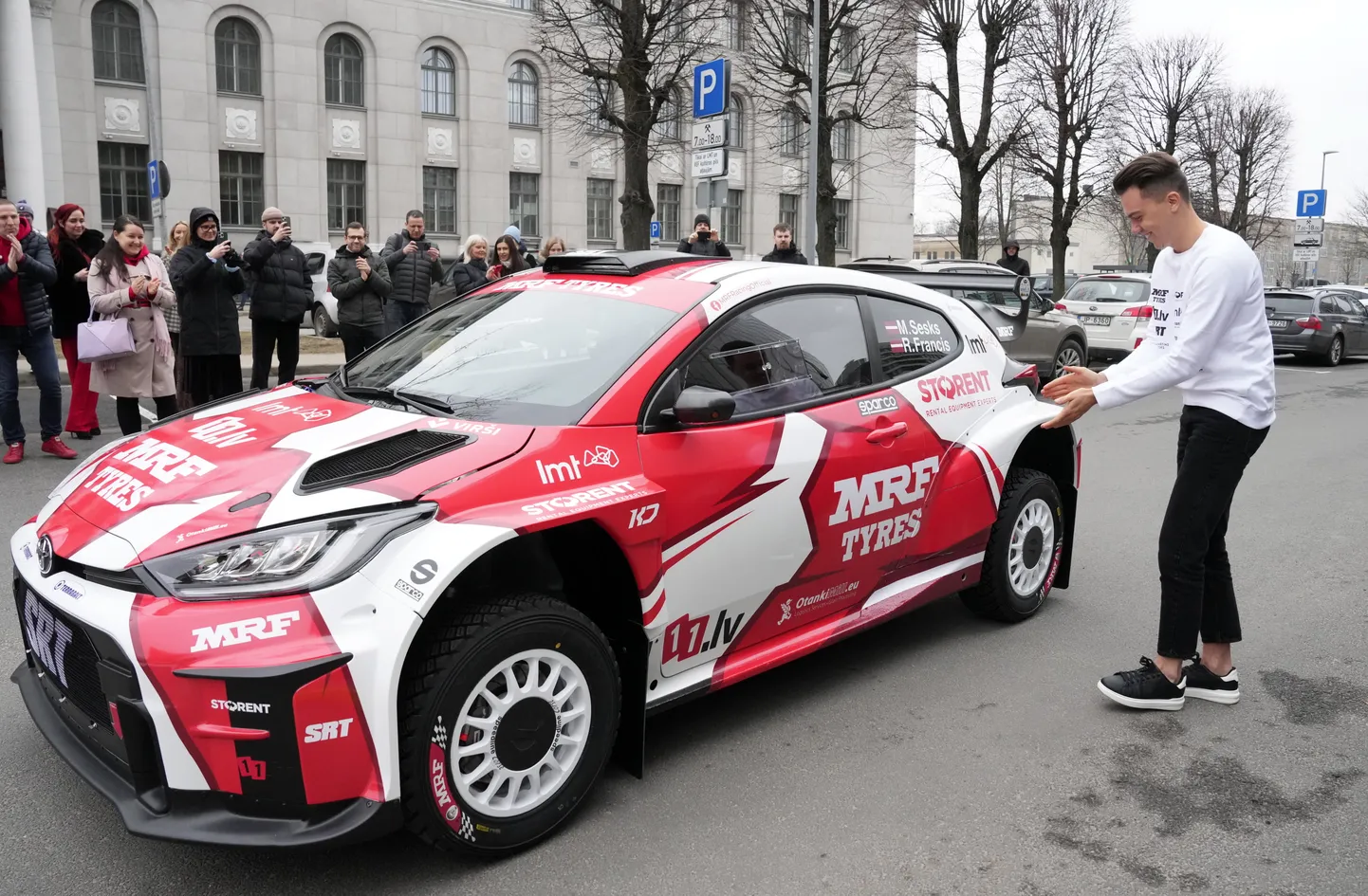 Latvijas rallija pilots Mārtiņš Sesks pie 2024.gada Eiropas rallija čempionāta sezonas automašīnas prezentācijas pasākumā pie SIA "Latvijas Mobilais telefons" galvenā biroja un klientu centra.