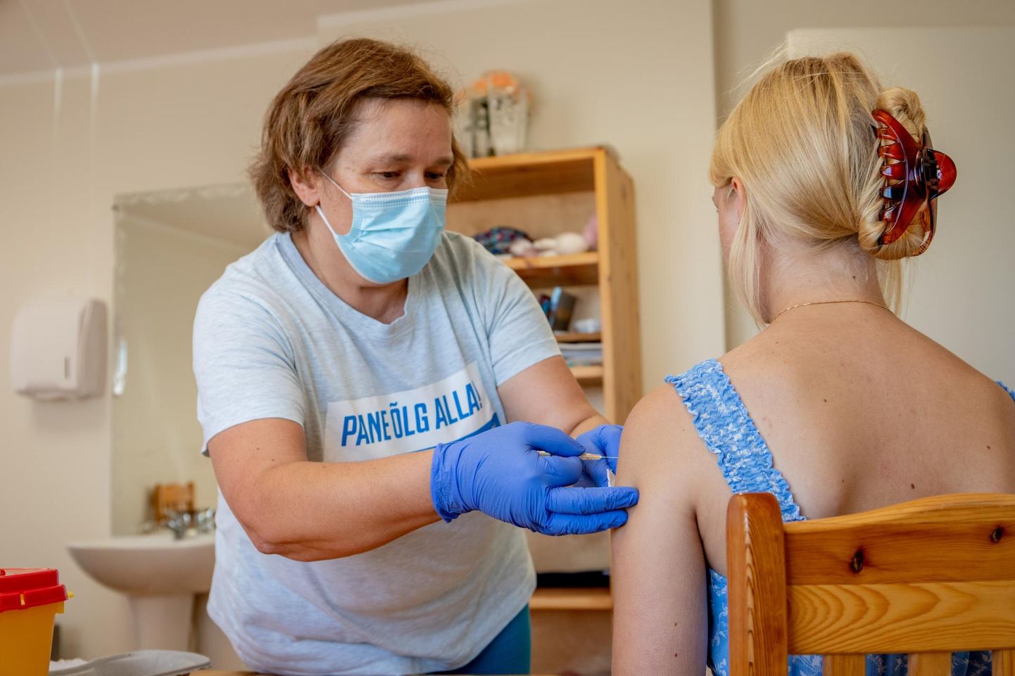 Kihnus vaktsineeris Viljandi haigla õde Karin Aavik vastavalt soovile Pfizeri või Jannseni vaktsiiniga, et koroonaviirus hoiaks süsti saanutest võimalikult kaugele.