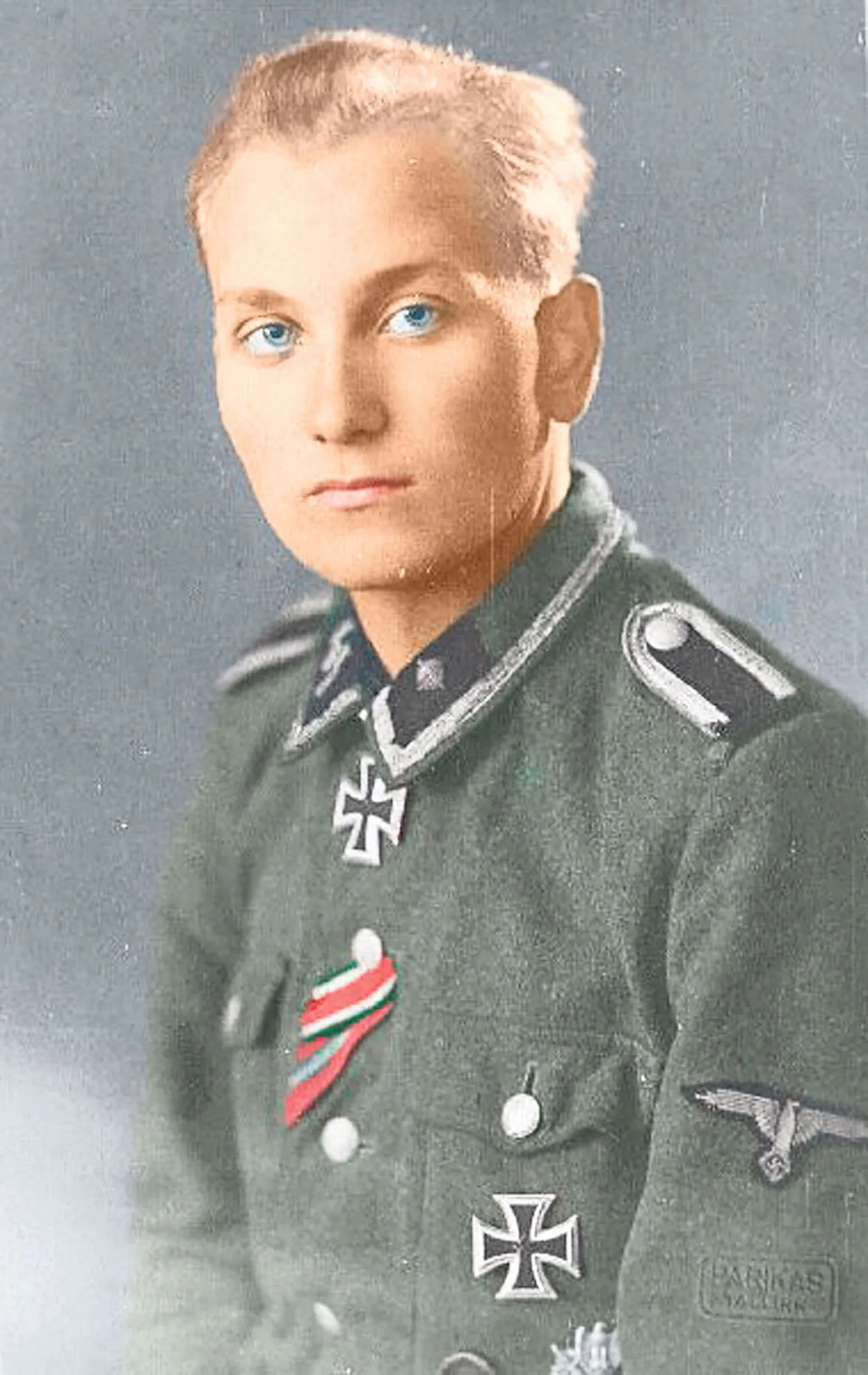 Rüütliristi kavaler Harald Nugiseks 1944. aastal.