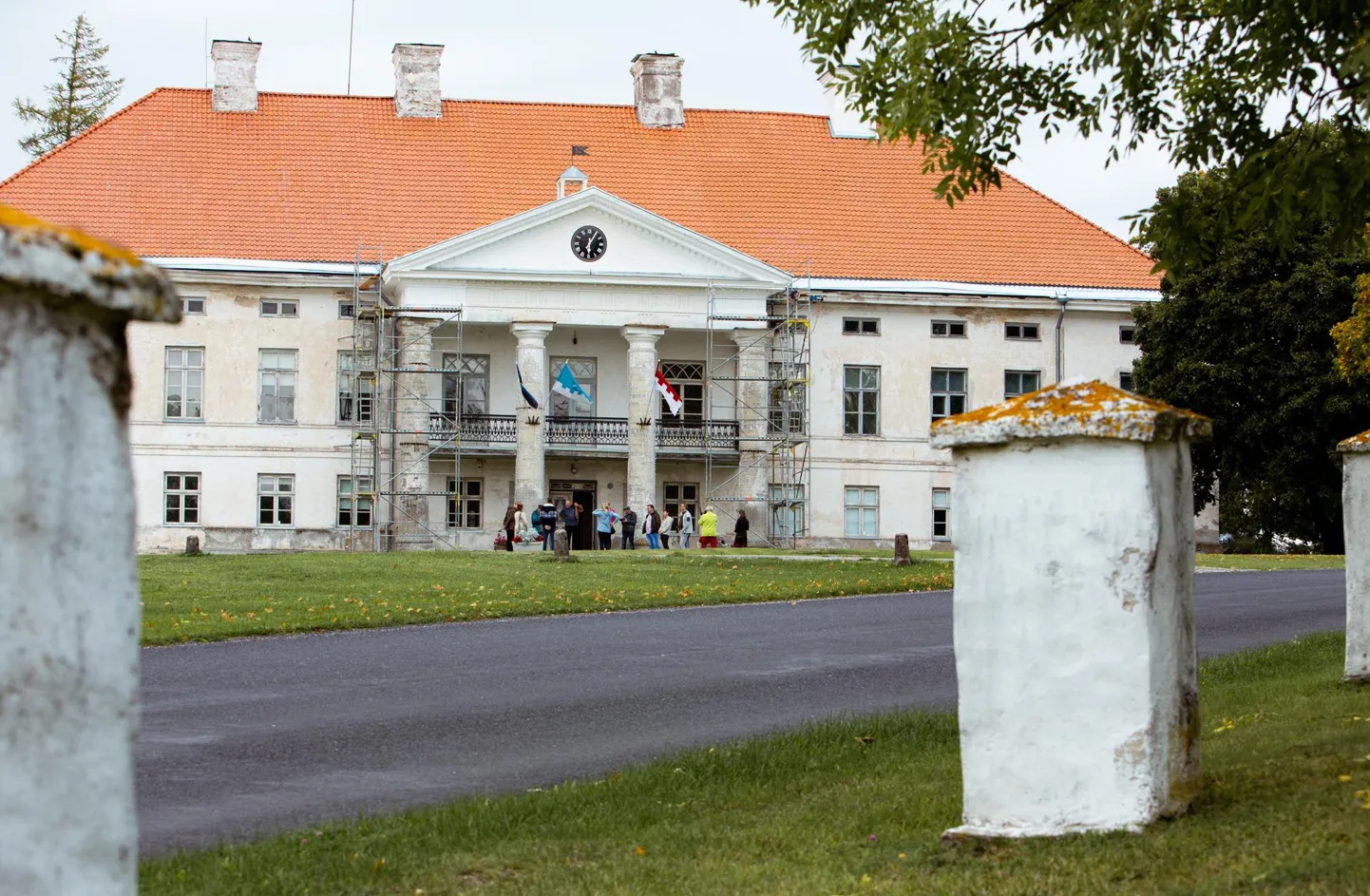 Lihulas saab asula ajalugu tutvustav ringkäik alguse mõisahoone eest.