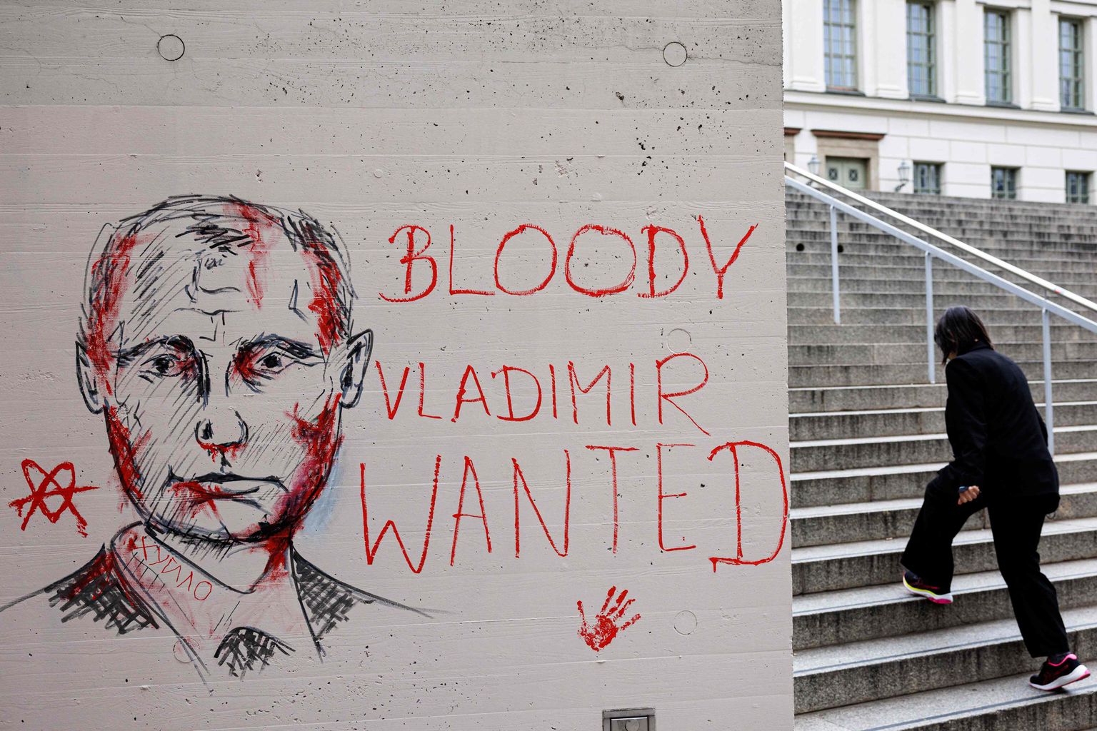Grafiti Saksamaal Halles Venemaa presidendist Vladimir Putinist, mille juures on tekst: «Otsitakse Verist Vladimirit»