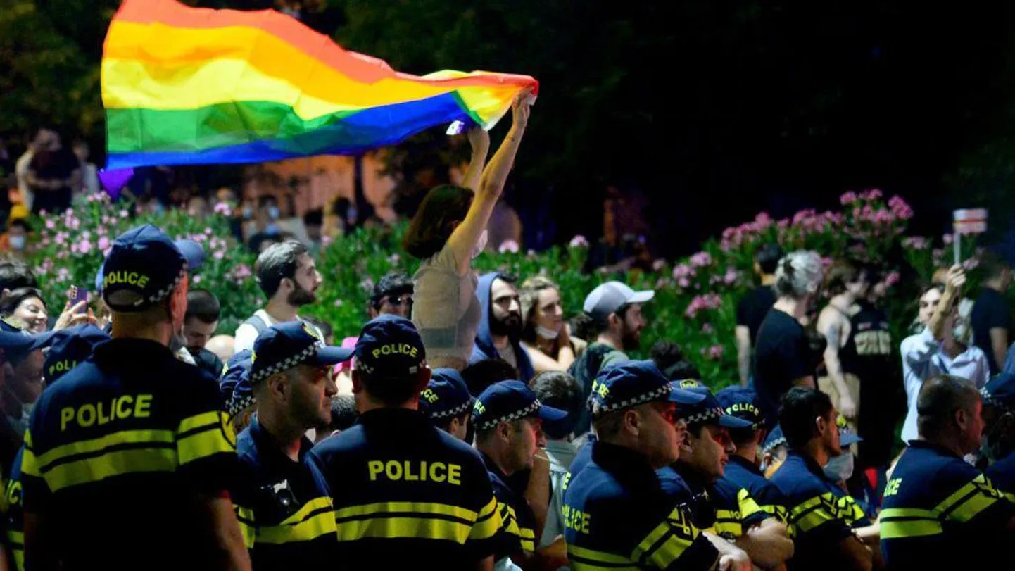 Грузинское ЛГБТ-сообщество годами сталкивалось с угрозами и насилием со стороны ультраконсервативных групп. Теперь в авангарде ограничений их прав под эгидой защиты семейных ценностей выступают власти