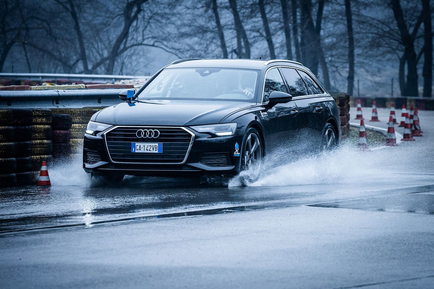 Audi automašīna ar akvaplanēšanas novēršanas sistēmu