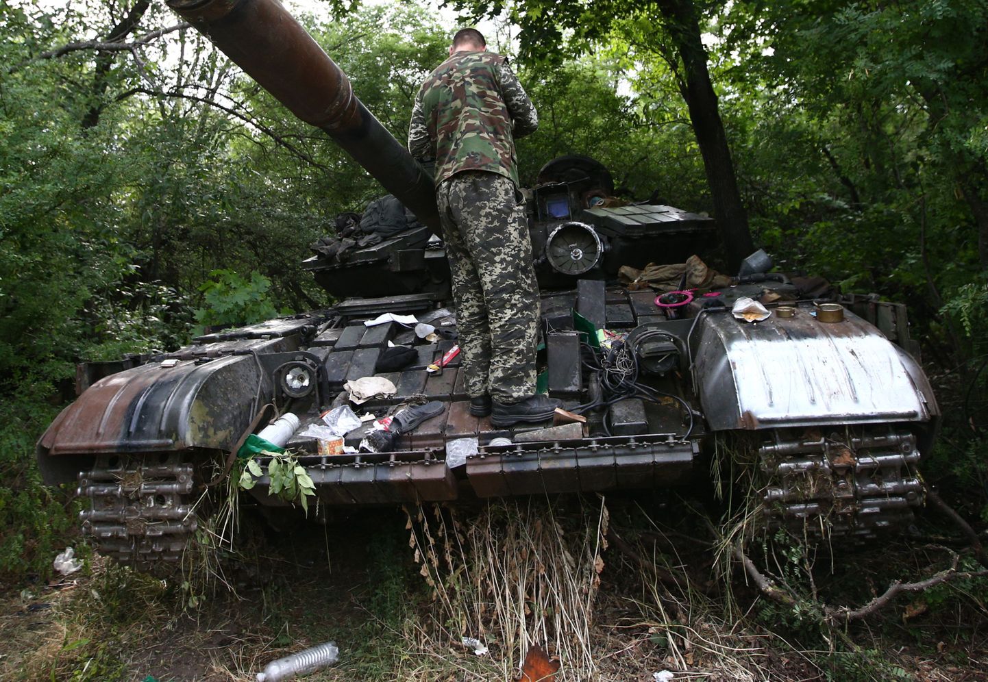 Luganski separatistide poolt kinnipeetud Ukraina sõjaväe tank T-64.