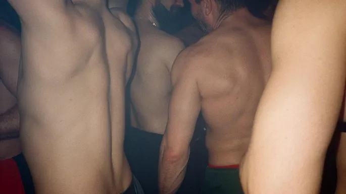 3gp Жапон әйелі суда отырып, үлкен әтешке қарайды