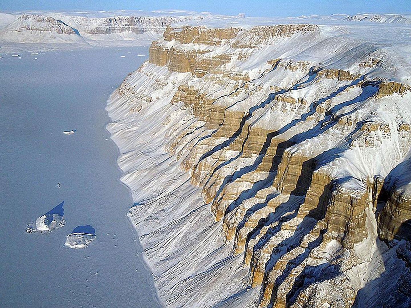 Gröönimaa jääkihi alt leiti maailma üks suuremaid kanjoneid