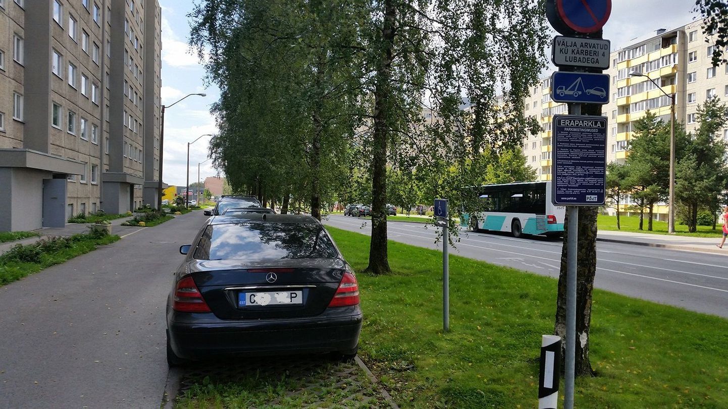 Парковка на Кярбери, 4 в Таллинне.