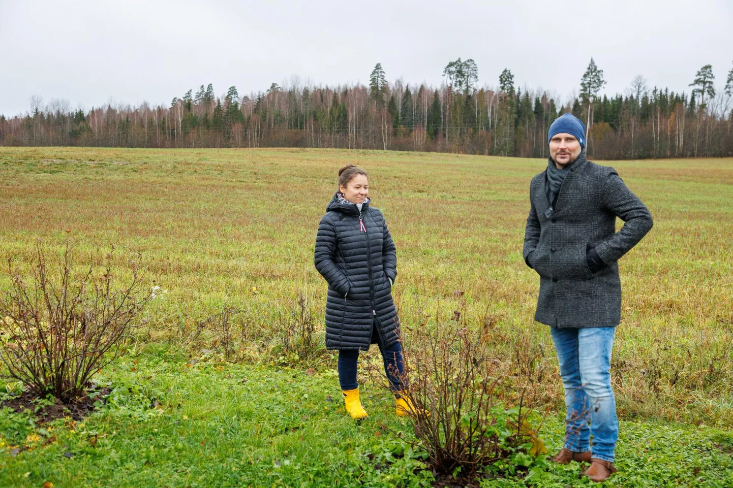 Ines Kulasalu-Hilleri majapidamine jääb kohe plaanitava päikesepargi kõrvale. «See on katastroof,» ütleb naine, kuna põllu asemel hakkaks tema maja kõrval laiuma vaid päikesepaneelid. Fotol on nad naise kinnistul koos Valga vallavolikogu liikme Toomas Paiga, kes kohalike mured ära kuulas.