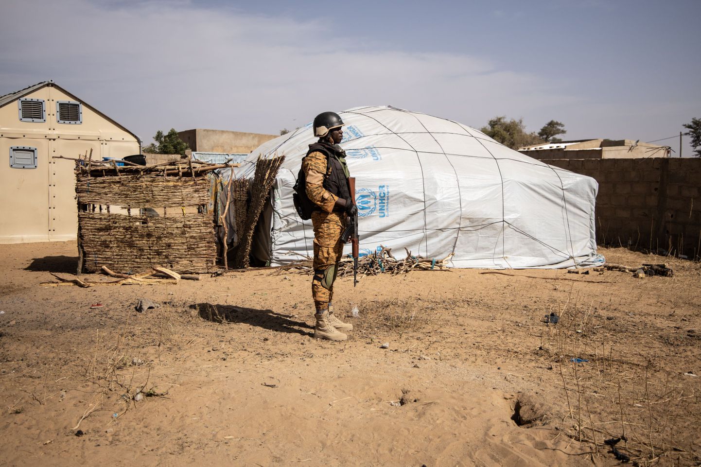 Burkina Faso sõdur sisepagulaste laagris riigi põhjaosas 3. veebruaril 2020.