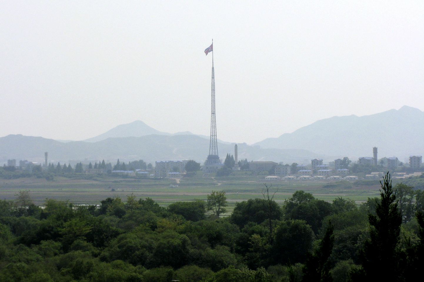 Граница Северной и Южной Корей. КНДР на горизонте