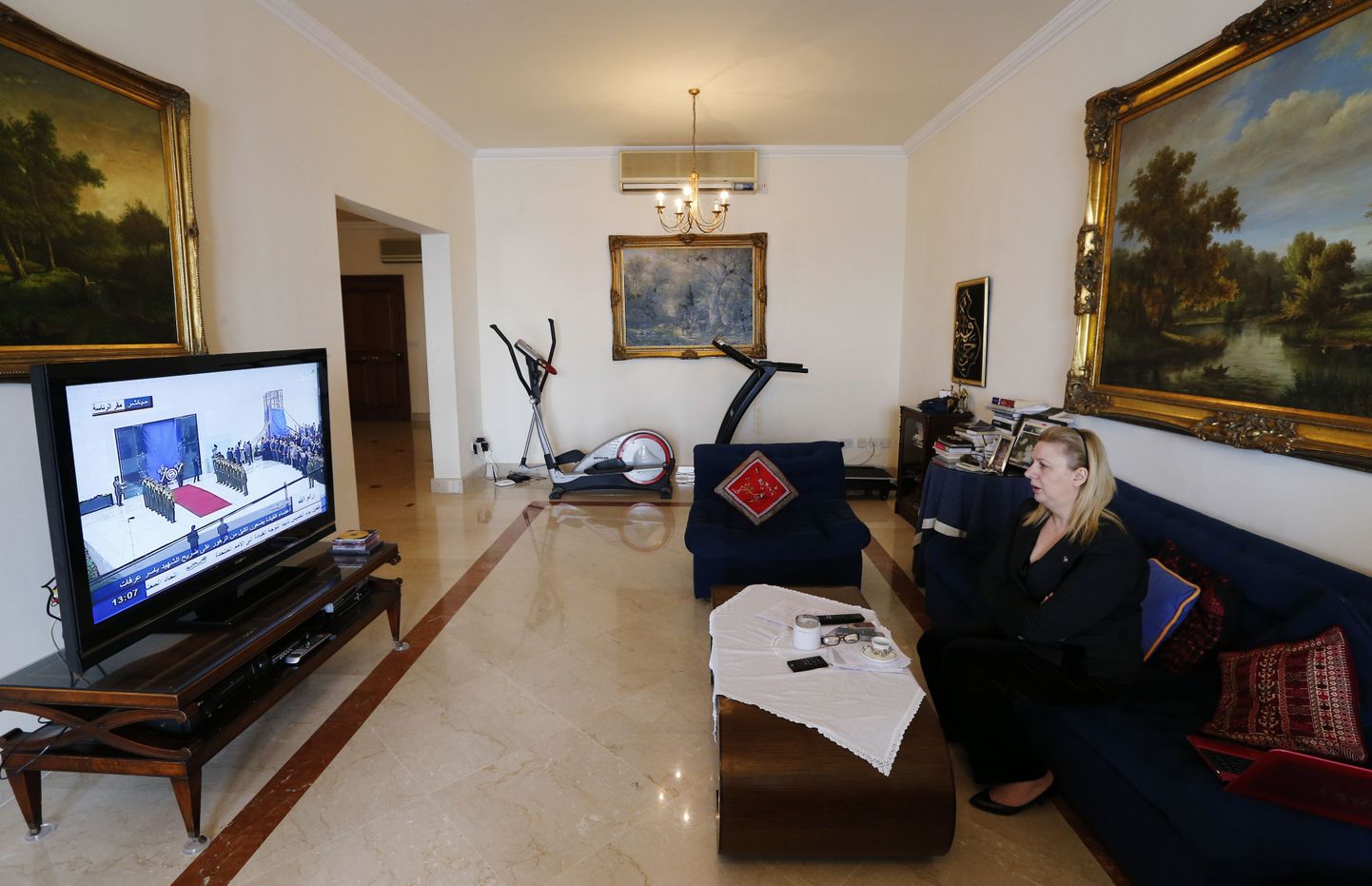 Yasser Arafati lesk Suha Arafat täna oma Malta kodus televiisorist jälgimas abikaasa ekshumeerimisele järgnenud matmistseremooniat.