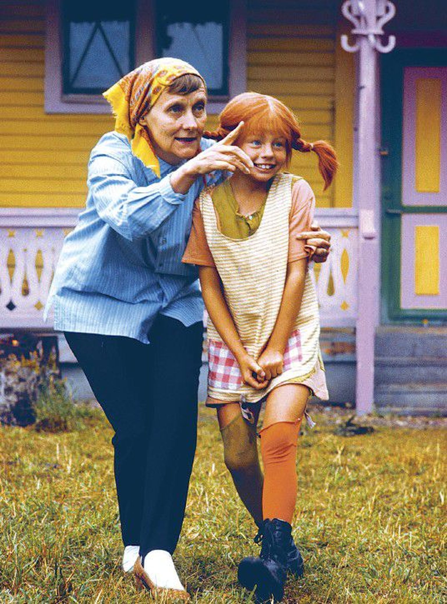 Fotol juhendab 60-aastane Astrid Lindgren filmivõtetel Gotlandi saarel Pipi Pikksuka osatäitjat Inger Nilssonit. Taustal Pipi elupaik Segasumma suvila.