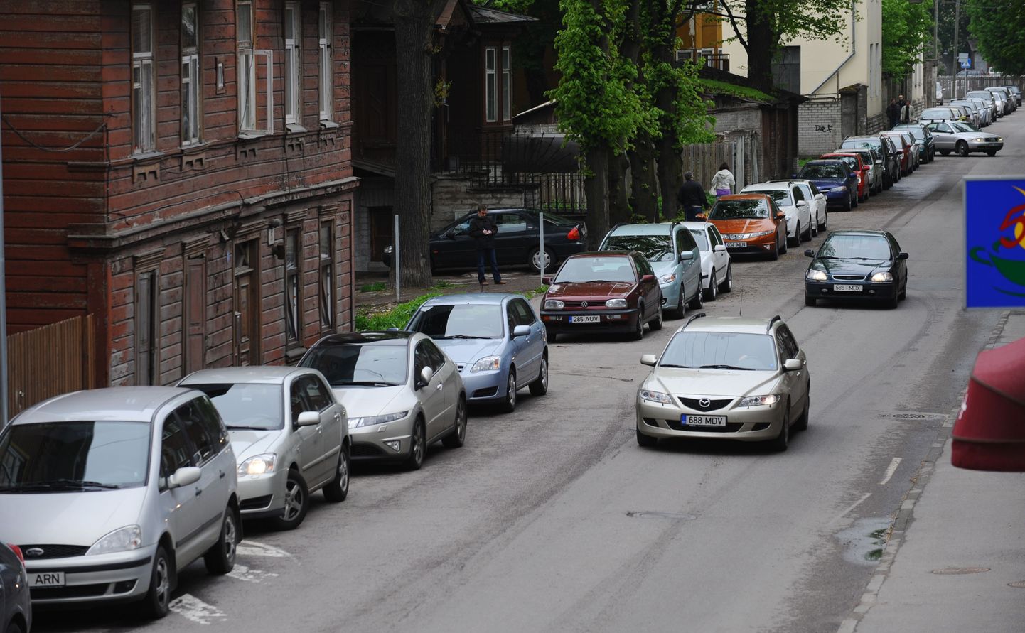 Autosid täis pargitud Niine tänav, kus asub ka Põhja-Tallinna valitsus.