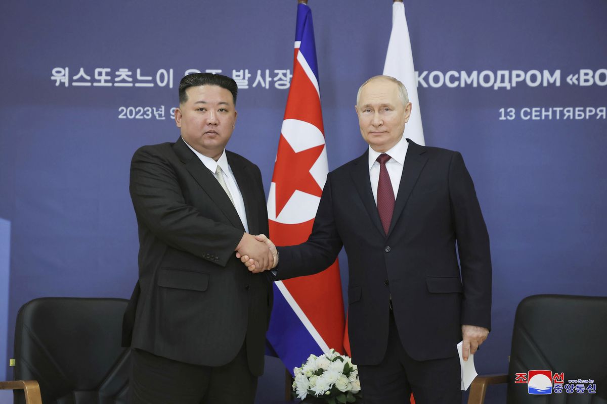 Лидер КНДР Ким Чен Ын является редким иностранным лидером, с которым Владимир Путин встретился лично после 24 февраля 2022 года. При этом это первый международный визит северокорейского лидера за несколько лет. Россия, сентябрь 2023 года.