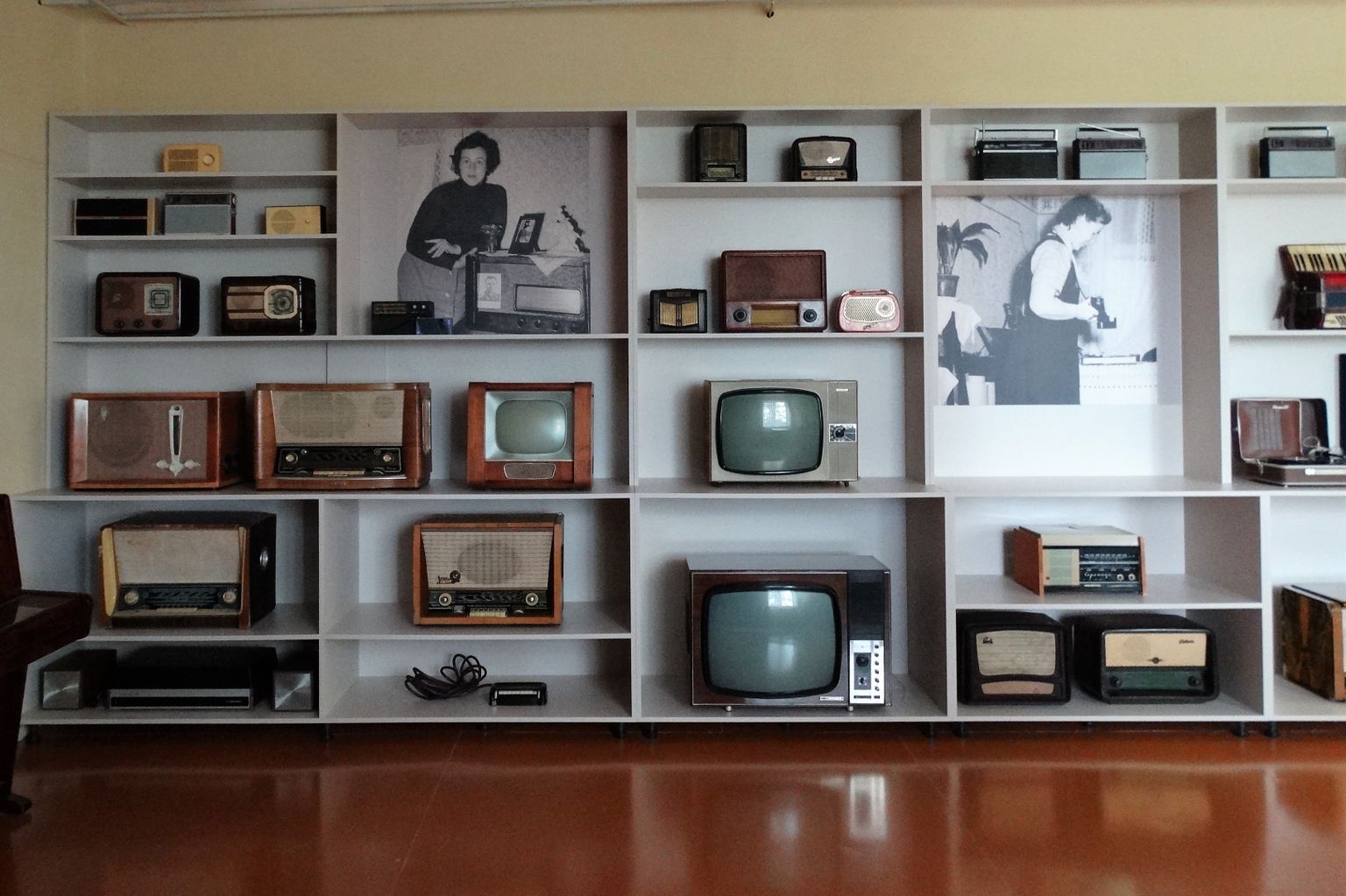 Radio un televīzijas aparatūras plaukts Aizkraukles Vēstures un mākslas muzeja ekspozīcijā "Padomju gadi".