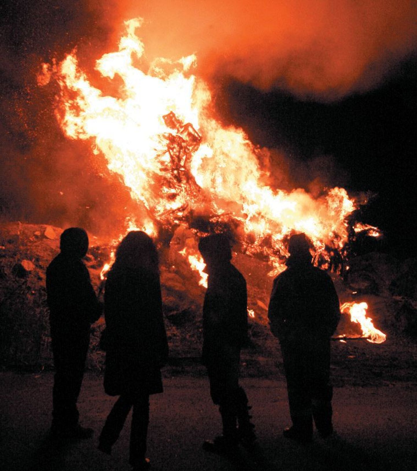 Kuuskede põletamine on lisaks praktilisele vajadusele ilus traditsioon, mis jõuluaja lõpetab.