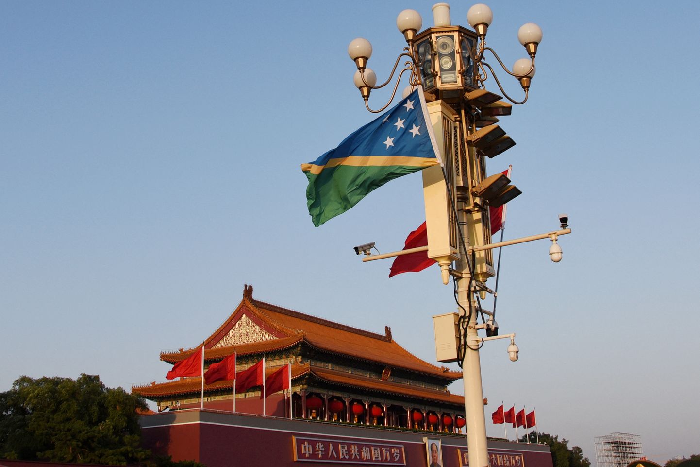 Saalomoni Saarte ja Hiina lipud Pekingi Taevase Rahu väljakul 7. oktoober 2019.