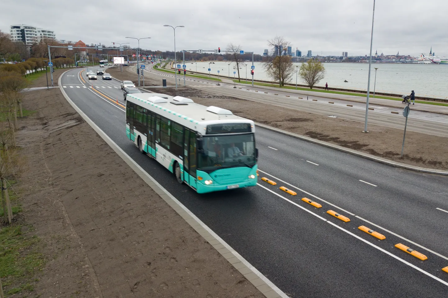 Politsei pidas kolmapäeval Tallinnas Pirita teel liinibussis kinni granaadiga vehkinud mehe.