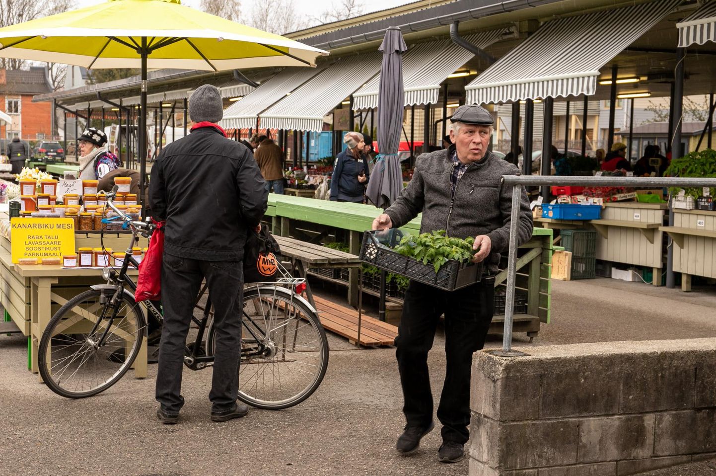 Juba täna hommikul jagus Pärnu Vanal turul siginat-saginat, sest tänasest mindi seal ametlikult üle suvehooajale.