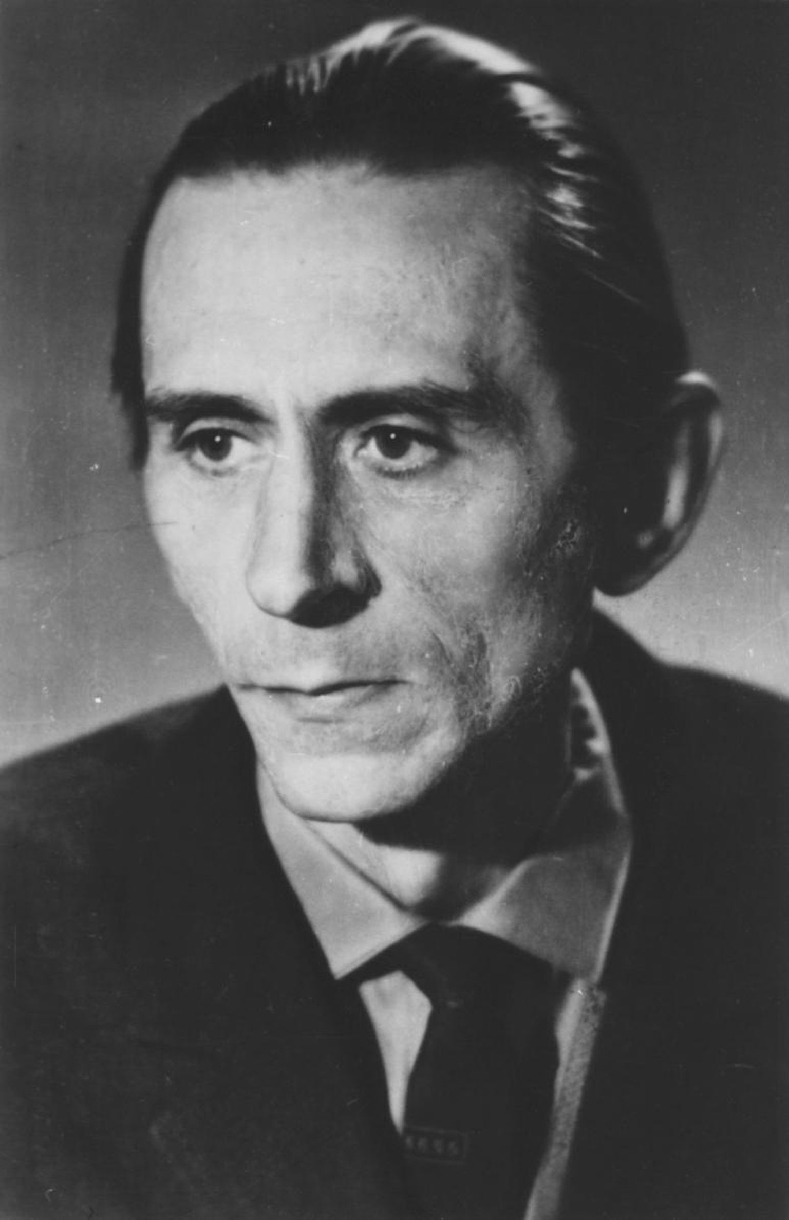 Artur Alliksaar u 1965. aastal tehtud fotol, mis oli tema ainsa eluajal ilmunud raamatu, näidendi «Nimetu saar» kaanel.